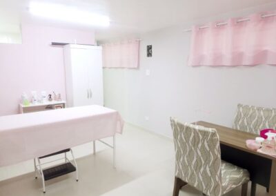 Sala de atendimento de depilação, manicure e pedicure do salão de beleza Val Rechia